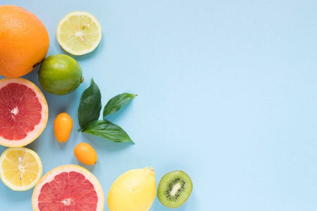 Arrangement de vue de dessus des fruits frais avec copie espace