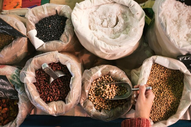 Arrangement de vue de dessus avec des grains dans des sacs