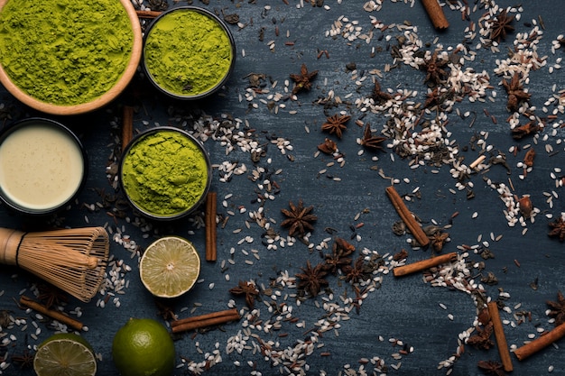 Photo gratuite arrangement vue de dessus d'ingrédients asiatiques thé matcha