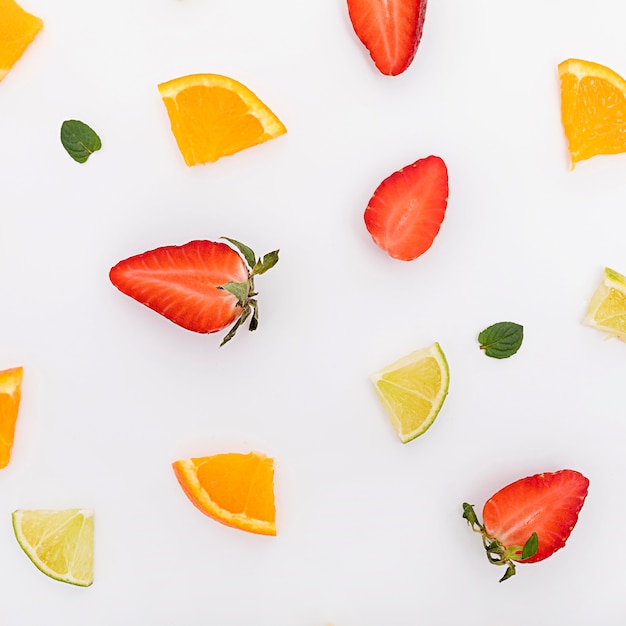 Arrangement de vue de dessus des morceaux de fruits