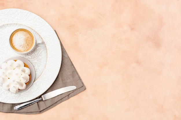 Photo gratuite arrangement de la vue de dessus avec petit-déjeuner sur la plaque