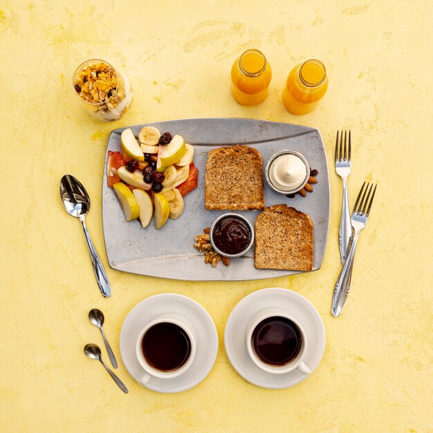 Arrangement de la vue de dessus avec petit déjeuner savoureux et fond jaune