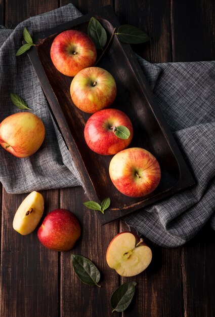 Arrangement de vue de dessus des pommes biologiques