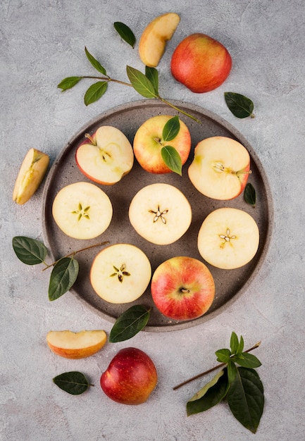 Arrangement de vue de dessus des pommes biologiques