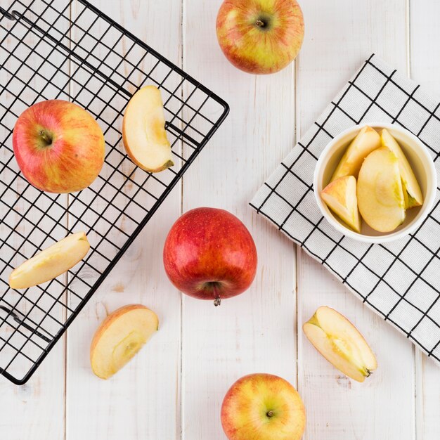 Arrangement de vue de dessus des pommes biologiques