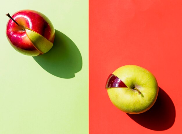 Arrangement de vue de dessus des pommes rouges et vertes