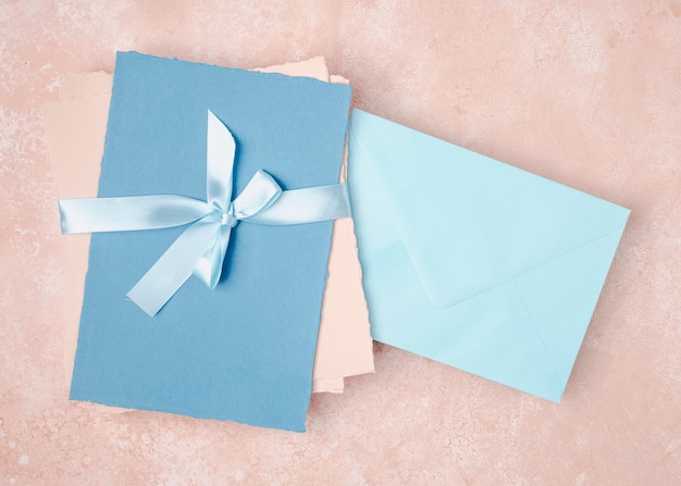 Arrangement vue de dessus pour mariage avec enveloppes