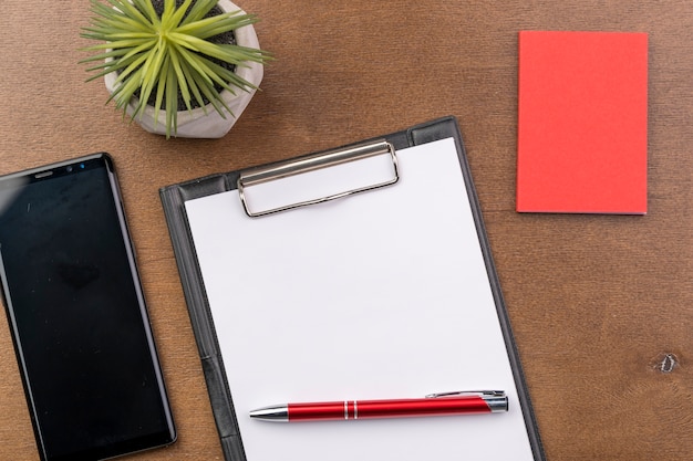 Arrangement de vue de dessus avec presse-papiers et smartphone