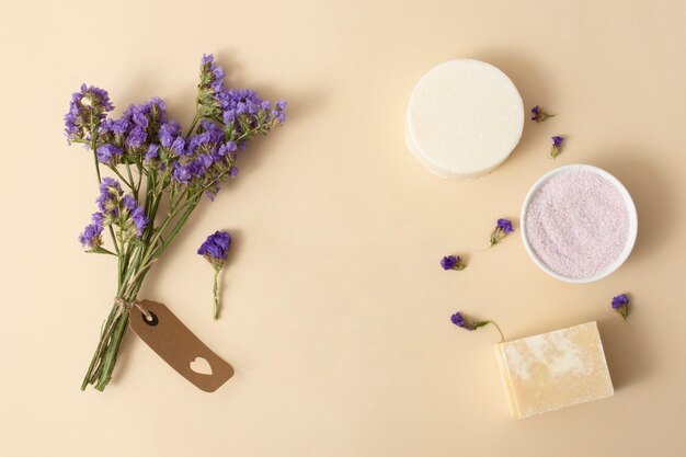 Arrangement de vue de dessus avec des produits de bain