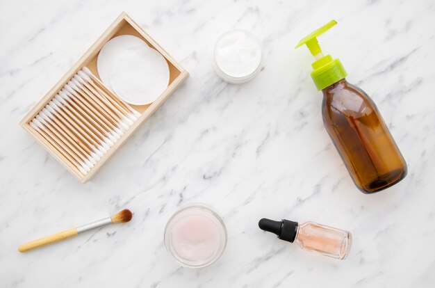 Arrangement de vue de dessus avec des produits cosmétiques sur une table en marbre