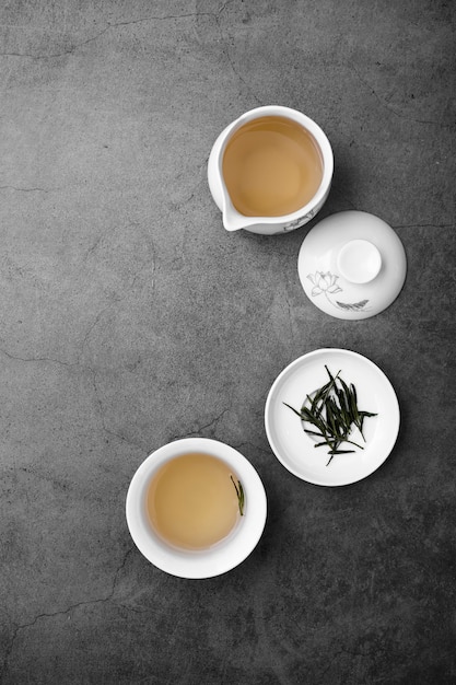 Arrangement de vue de dessus avec des tasses à thé et des herbes