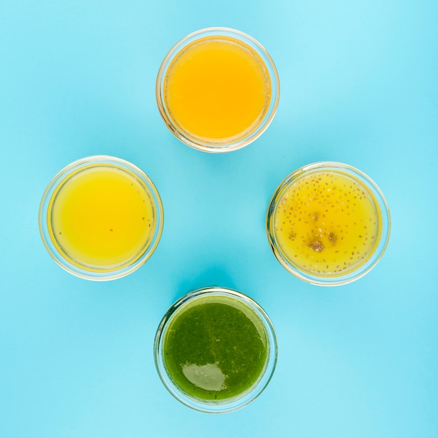 Arrangement de vue de dessus des verres avec du jus naturel