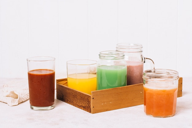 Photo gratuite arrangement vue de face de smoothies colorés