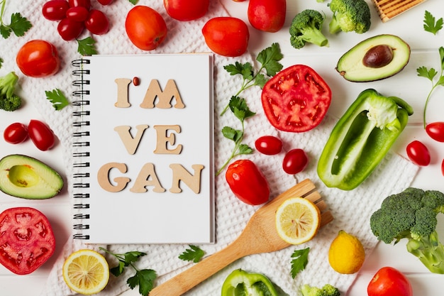 Arrangement de vue avec légumes et cahier