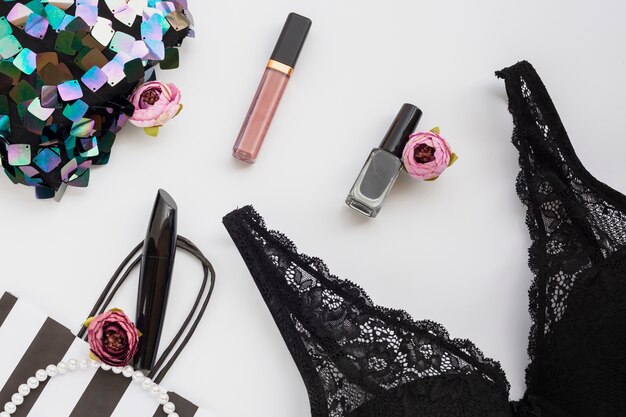 Arrangement de vue avec maquillage et soutien-gorge noir