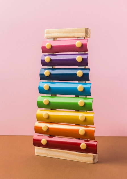 Arrangement de xylophone coloré sur table