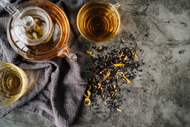 Arrangements de tasses à thé sur la vue de dessus de tissu