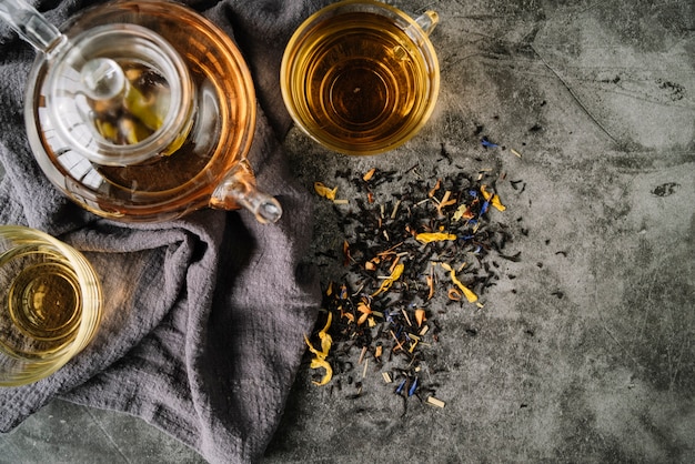 Arrangements de tasses à thé sur la vue de dessus de tissu