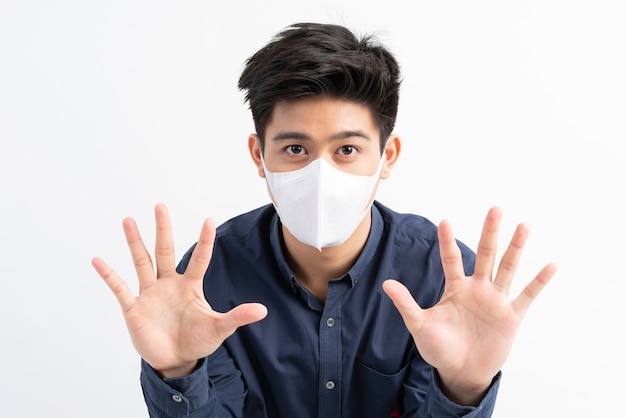Arrêtez Civid-19, Un Homme Asiatique Portant Un Masque Facial Montre Un Geste D'arrêt Des Mains Pour Arrêter L'épidémie De Virus Corona