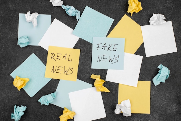 Photo gratuite arrêtez le concept de fake news avec post-its flat lay