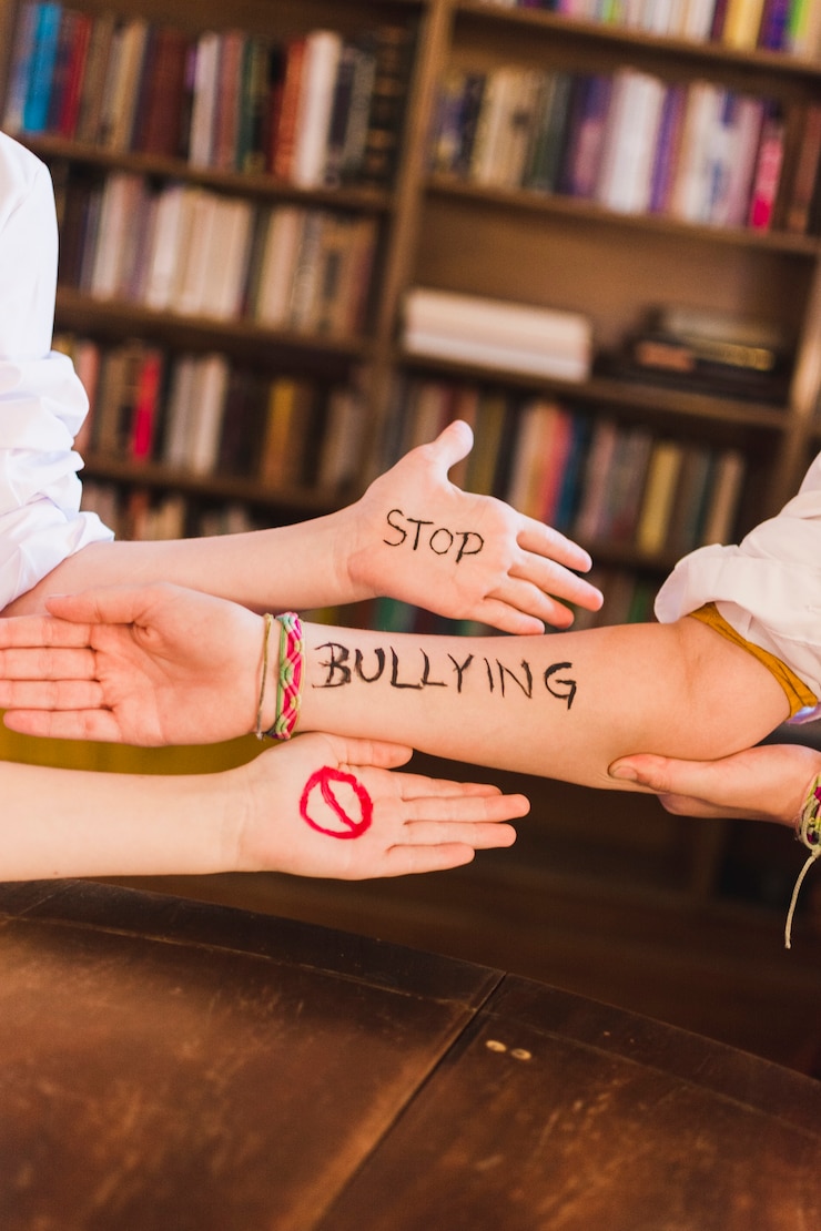 Photo gratuit arrêtez le slogan de l'intimidation sur les bras des enfants