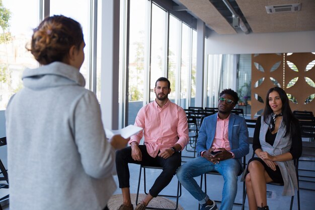 L'arrière d'une femme entrepreneur présentant son idée