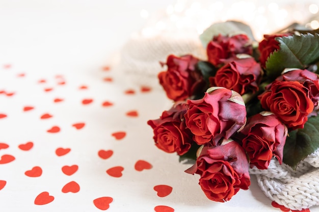 Arrière-plan festif pour la Saint-Valentin avec un bouquet de roses rouges copie espace