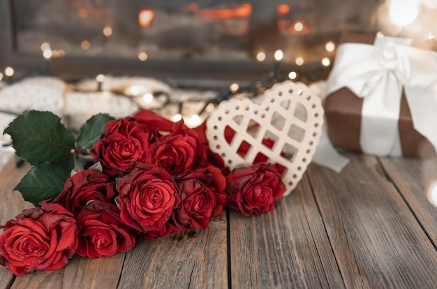 Photo gratuite arrière-plan festif pour la saint-valentin avec un bouquet de roses rouges copie espace
