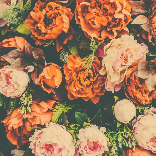 Arrière-plan floral avec des fleurs orange et rose