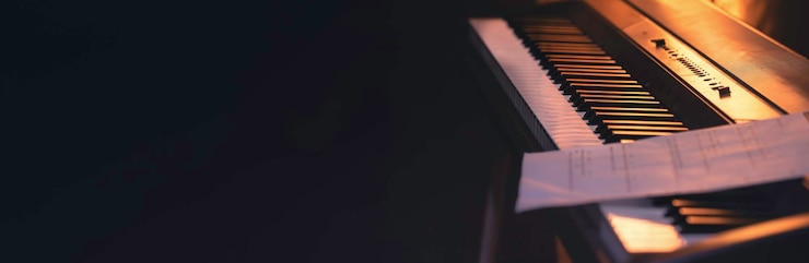 Photo gratuit arrière-plan musical avec des touches de piano et de l'espace pour un texte