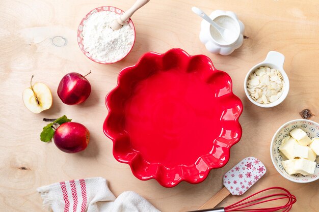 Arrière-plan pour faire de la tarte aux pommes Fond de gâteau de Noël pour la cuisson d'un gâteau avec des pommes ingrédients pour faire de la pâte sucrée sur un fond en bois Espace de copie