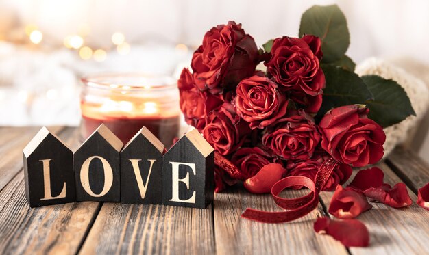Arrière-plan pour la Saint-Valentin avec un bouquet de roses et des détails décoratifs