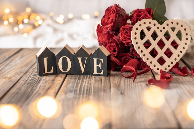 Photo gratuite arrière-plan pour la saint-valentin avec un bouquet de roses et des détails décoratifs