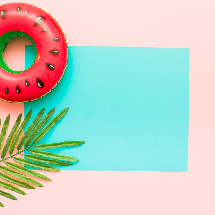 Arrière-plan rose et bleu pastel avec des feuilles tropicales