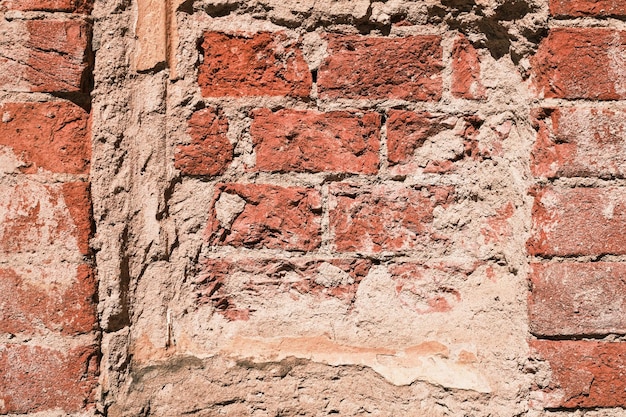 Arrière-plan des ruines d'une vieille maison un mur de briques rouges dans le sel tache la texture des briques naturelles Grunge background
