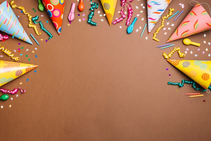 Photo gratuit arrière-plan sur le thème de l'anniversaire avec un ensemble d'objets sur fond brun