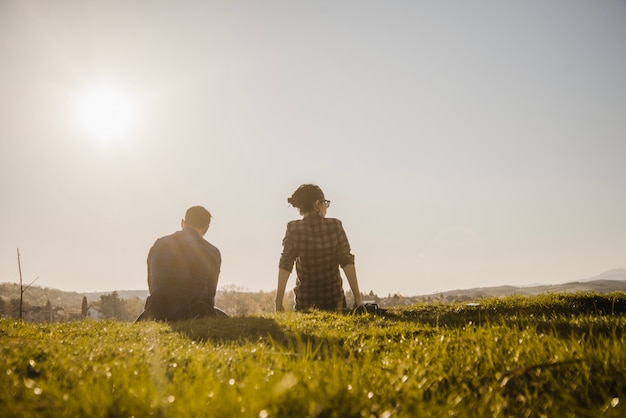 Arrière, vue, couple, reposer, dehors