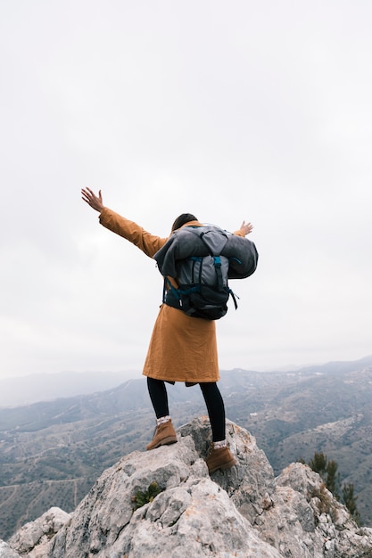 Arrière, vue, femme, levée bras, debout, sommet, montagne