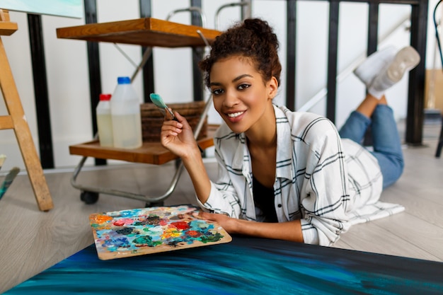 Art contemporain. Talent et créativité. Inspiré de la jeune femme noire travaillant sur ses illustrations abstraites de l'océan.