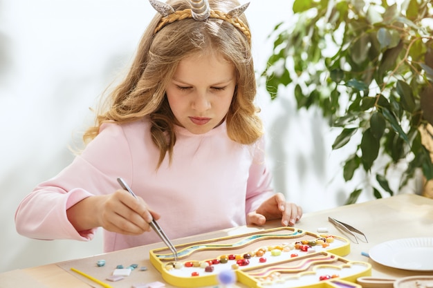Art De Puzzle En Mosaïque Pour Les Enfants, Jeu Créatif Pour Enfants. Deux Soeurs Jouent à La Mosaïque