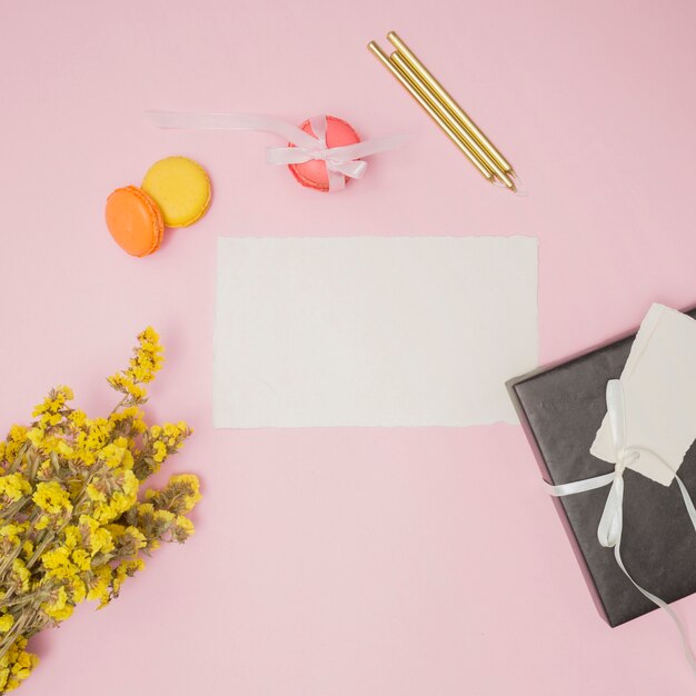 Articles d&#39;anniversaire à côté d&#39;un bouquet de fleurs jaune