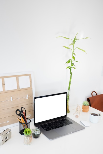 Articles de bureau à angle élevé avec ordinateur portable