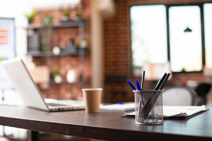 Photo gratuit articles de bureau placés sur un bureau vacant