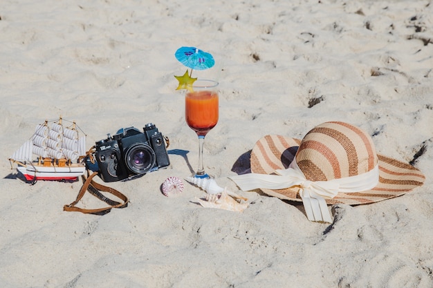 Photo gratuite articles composés sur la plage