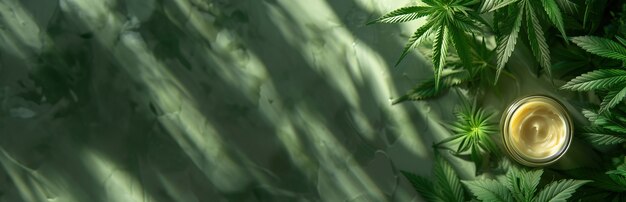 Articles cosmétiques avec des feuilles de marijuana