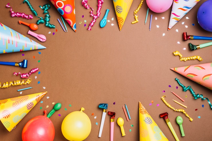 Photo gratuit articles de décoration de fête avec un espace pour l&#39;écriture de texte sur fond marron