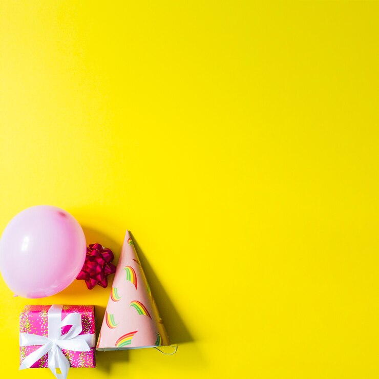 Photo gratuit articles de fête sur fond jaune