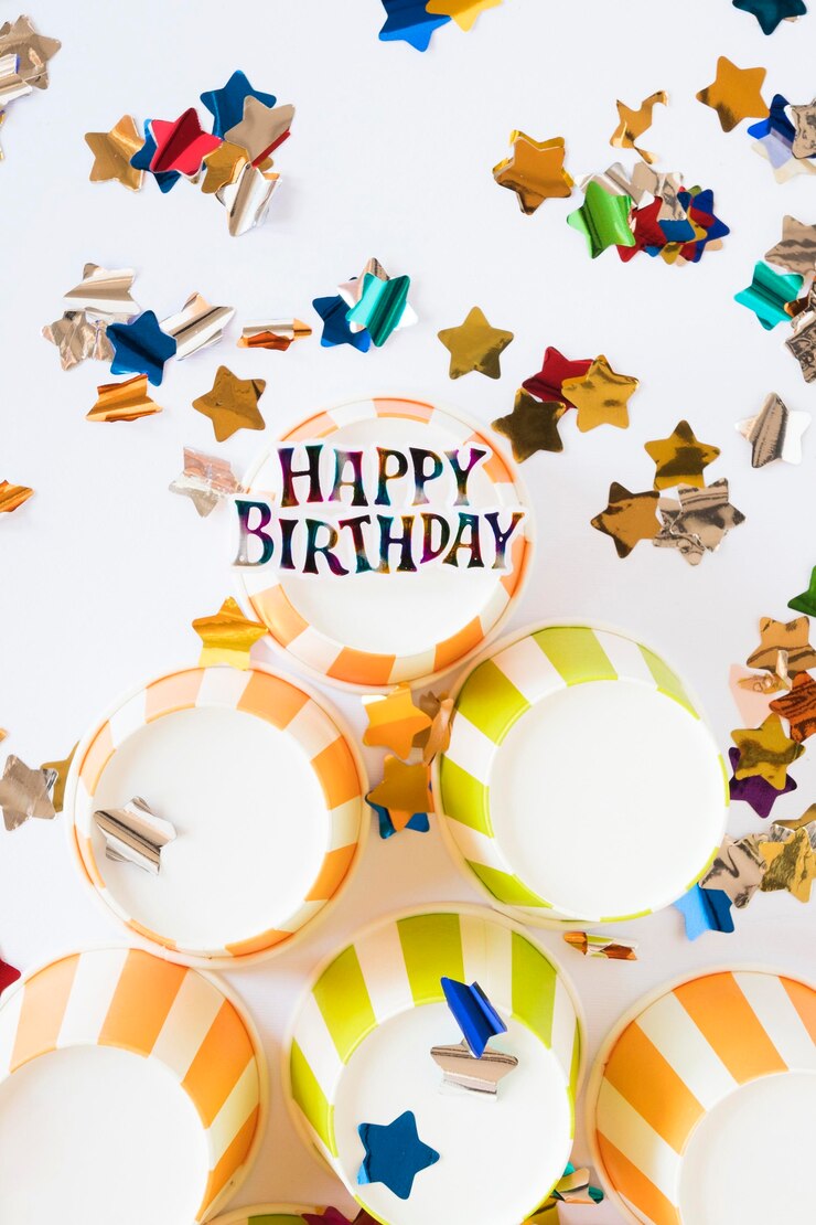 Photo gratuit articles de fête à plat sur fond blanc