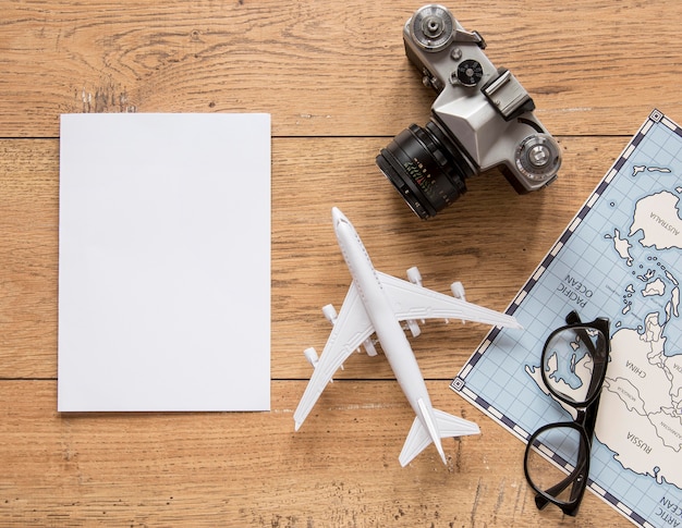 Articles de voyage sur fond de bois