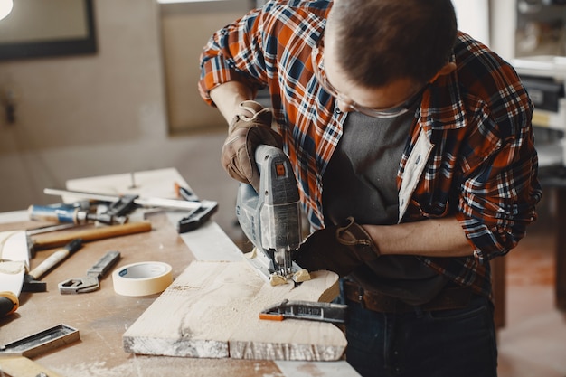 Photo gratuite artisan à l'aide d'une scie circulaire